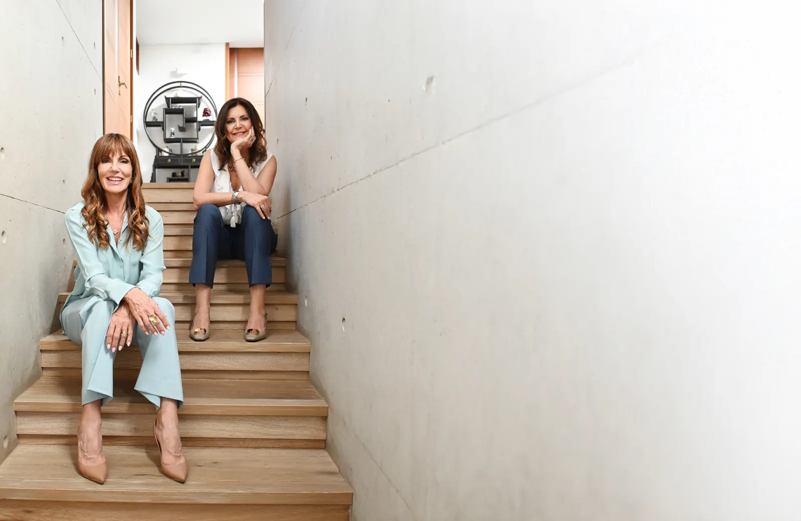 Sandra Guazzotti y Claudia Marfin, cofundadoras de Ready 2 Digital, en la escalera